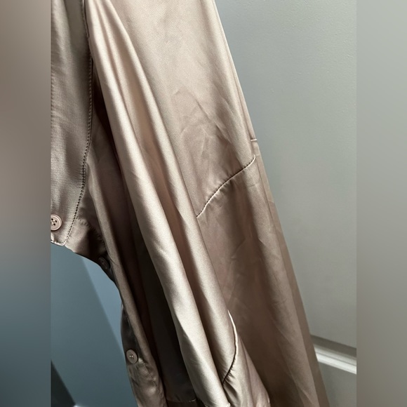 Oversized gold satin button-down - Picture 3 of 3
